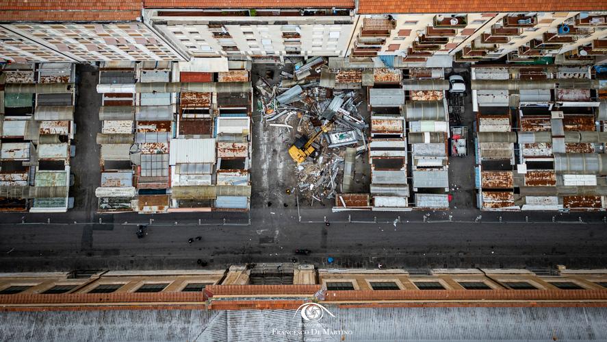 Una veduta dell’area mercatale di piazza Buontalenti durante l’intervento di demolizione (foto Studio De Martino)
