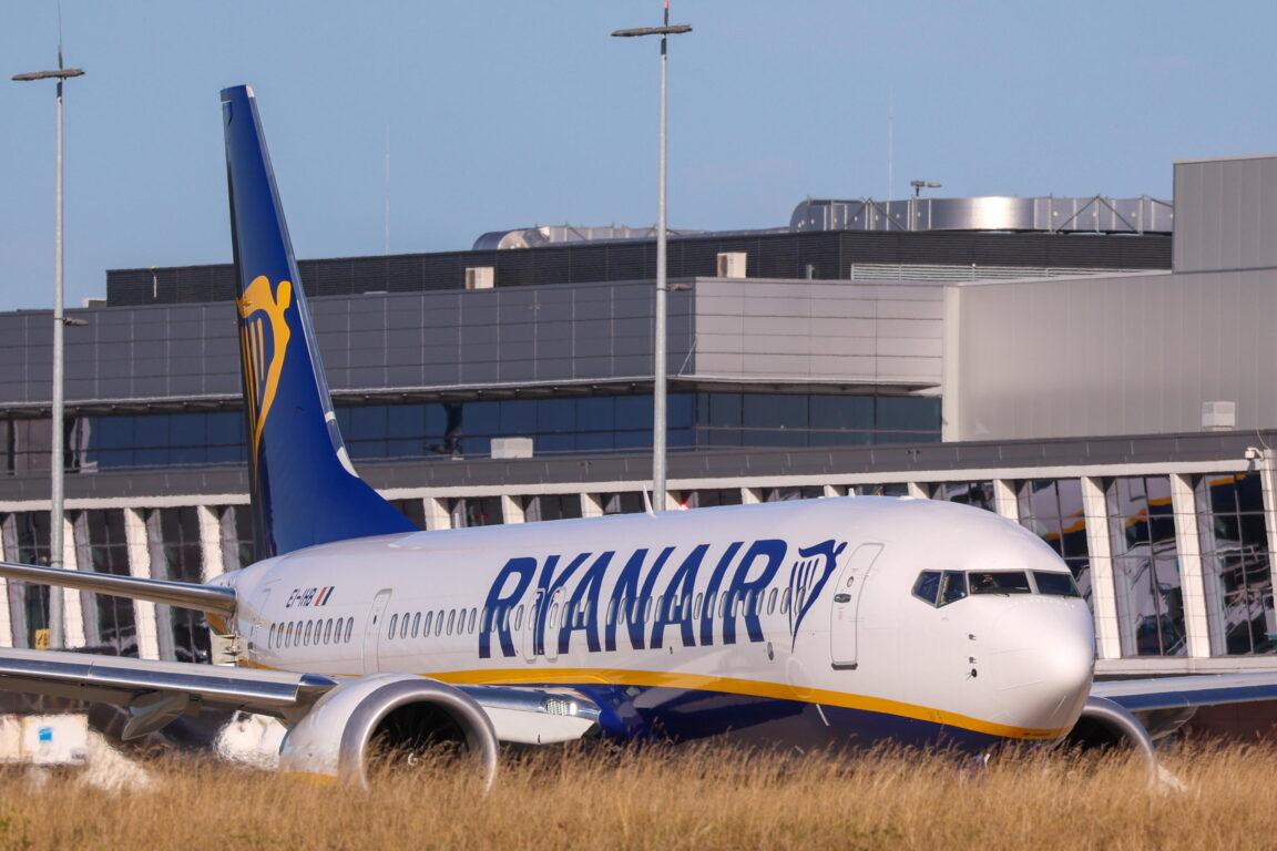 Ryanair, caos check-in online: passeggeri furiosi per i costi aggiuntivi