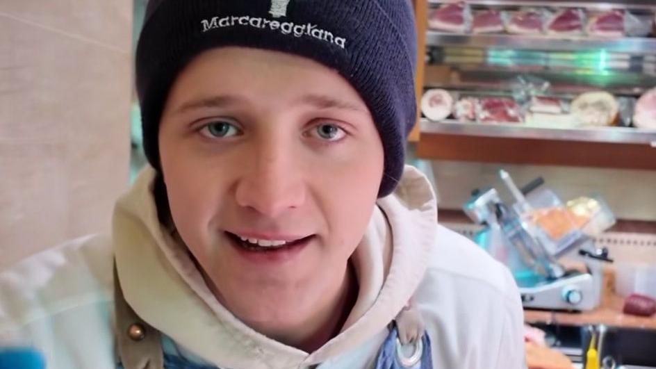 Con il nipote Andrea la macelleria Bonini di Casina spopola su TikTok