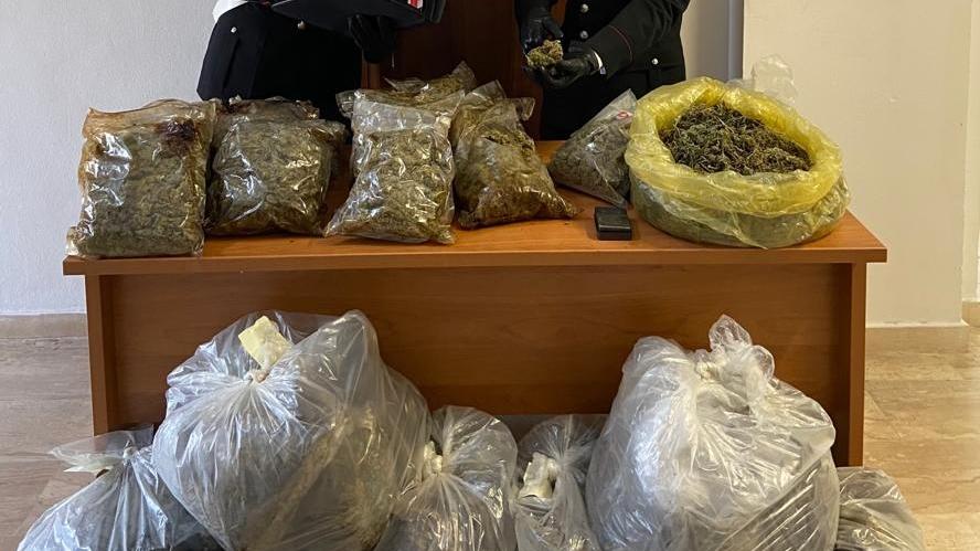 Laboratorio di droga nella villa: una condanna e un proscioglimento