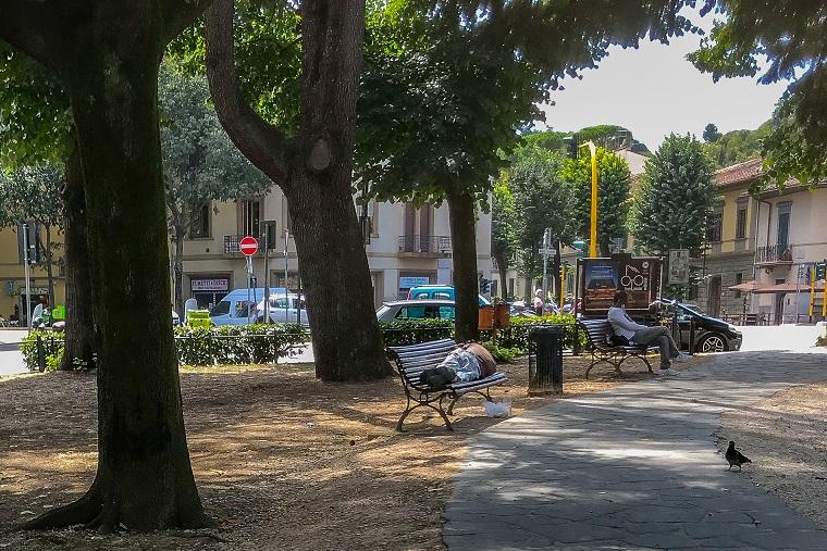Firenze, due clochard trovati morti in piazza Tasso a poche ore di distanza l’uno dall’altro