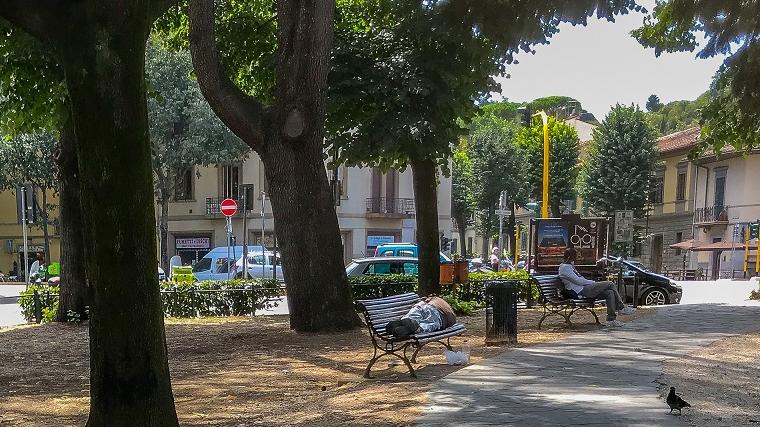 Firenze, due clochard trovati morti in piazza Tasso a poche ore di distanza l’uno dall’altro