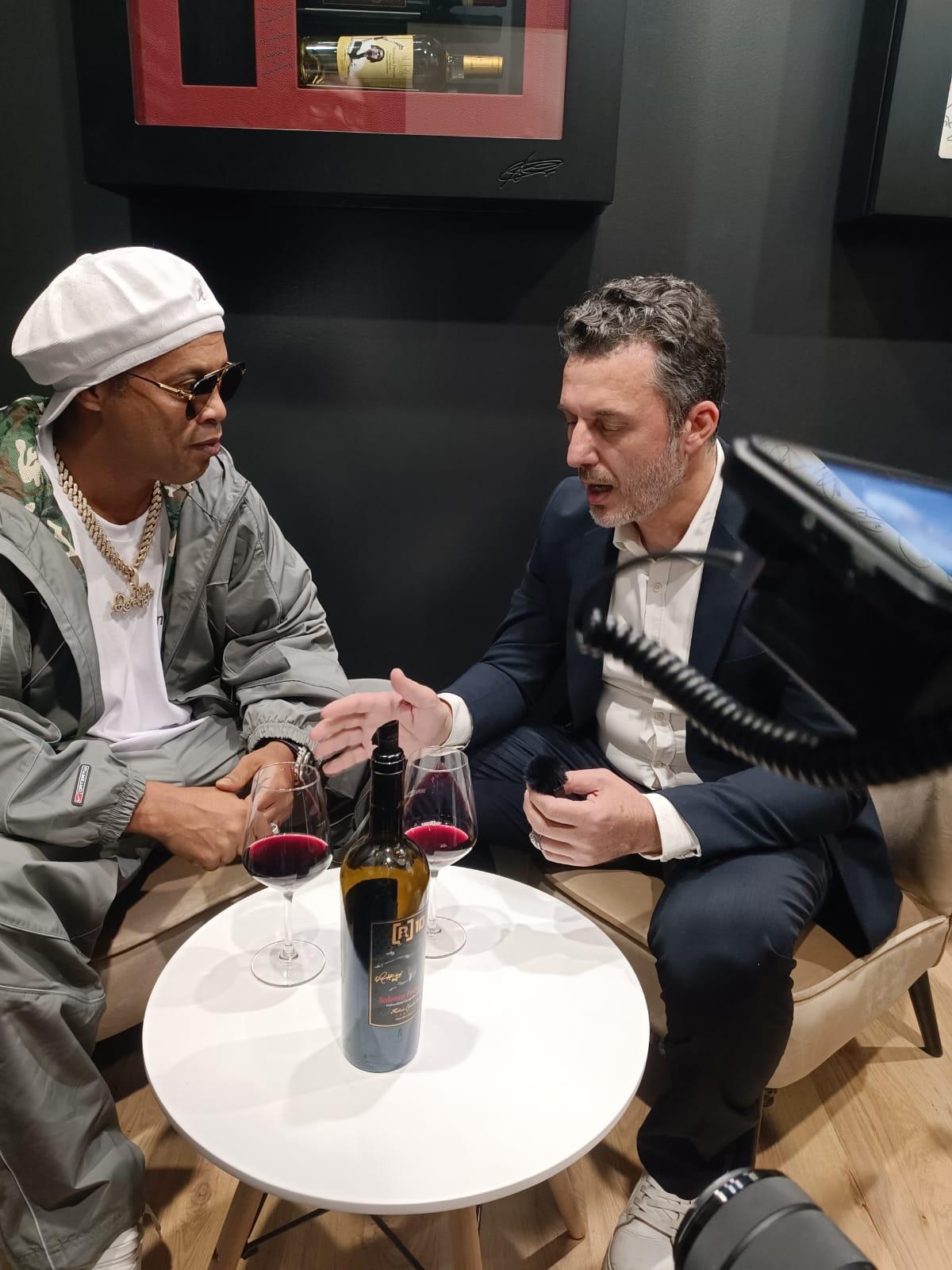 Il sommelier dei campioni Sabatino Sorrentino a Vinitaly: «Che grande emozione incontrare Ronaldinho»
