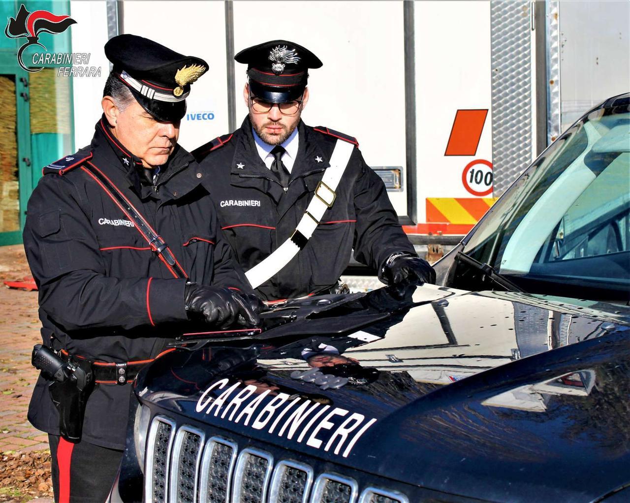 “L’auto perde olio”, ma è una truffa. Denunciati due 20enni a Bondeno