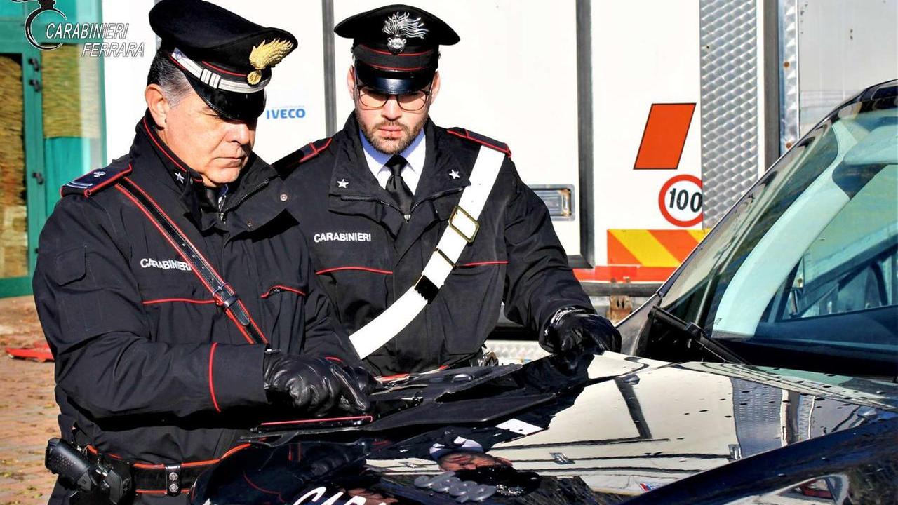 “L’auto perde olio”, ma è una truffa. Denunciati due 20enni a Bondeno