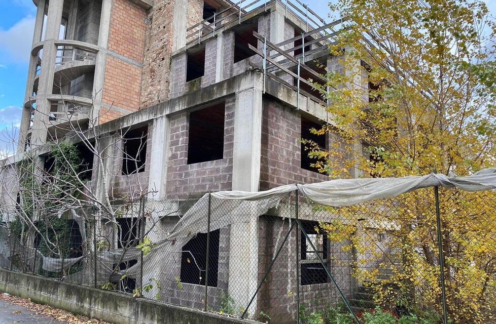 
	Le condizioni fatiscenti in cui si trova l&rsquo;edificio Ex Enel in via Pisana a Pontedera

