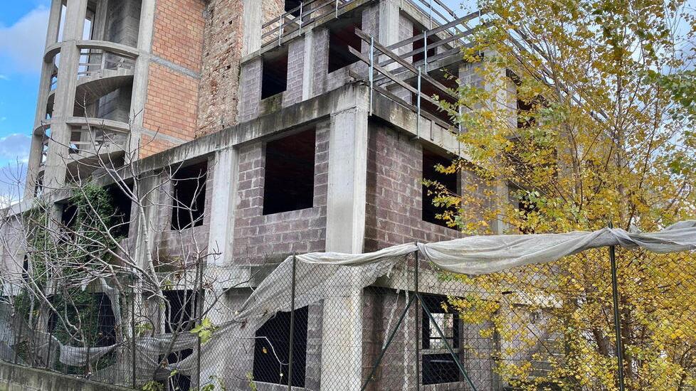 Le condizioni fatiscenti in cui si trova l’edificio Ex Enel in via Pisana a Pontedera