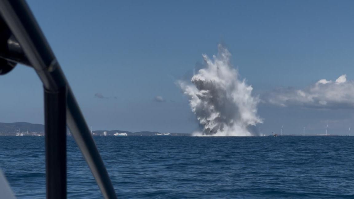 Bomba di profondità fatta brillare nel mare di Piombino: a che periodo risale e l’operazione dell’Esercito