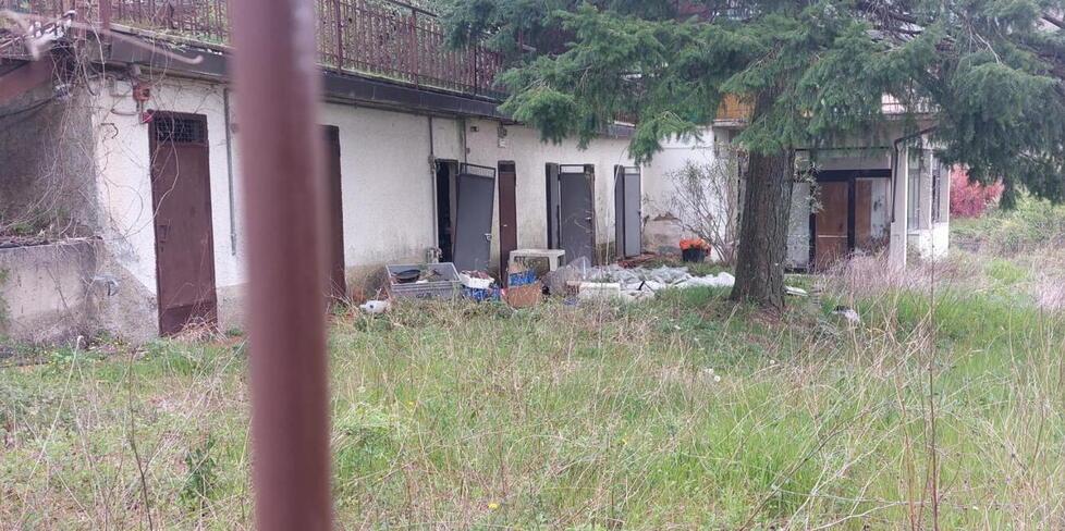 Allarme amianto a Sammommè per l’hotel abbandonato da anni