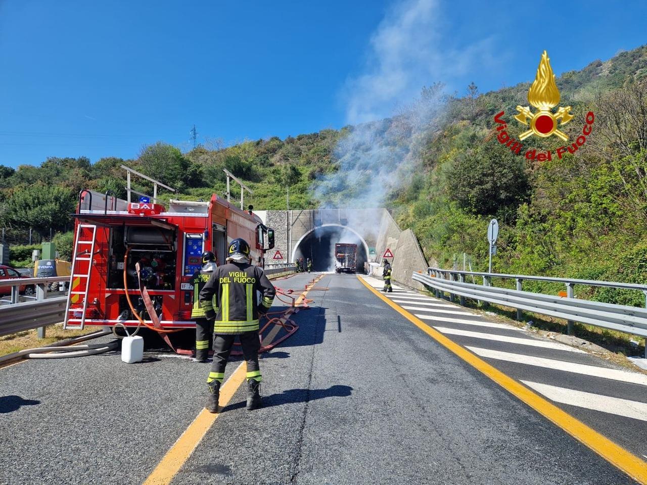 
	Il fumo che esce dalla galleria sull'A12&nbsp;

