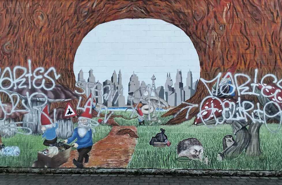 Gli alunni delle Ferraris: «Il murales era il fiore all’occhiello della scuola, ma i vandali l’hanno rovinato»