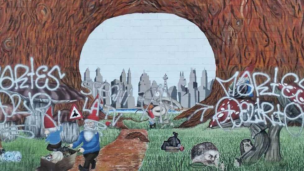 Gli alunni delle Ferraris: «Il murales era il fiore all’occhiello della scuola, ma i vandali l’hanno rovinato»