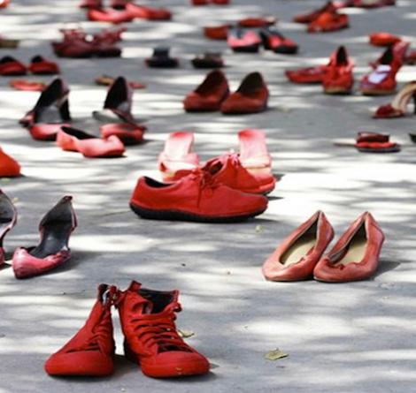 Gli studenti leggono le storie di donne vittime di violenza