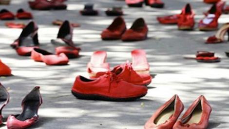 Gli studenti leggono le storie di donne vittime di violenza