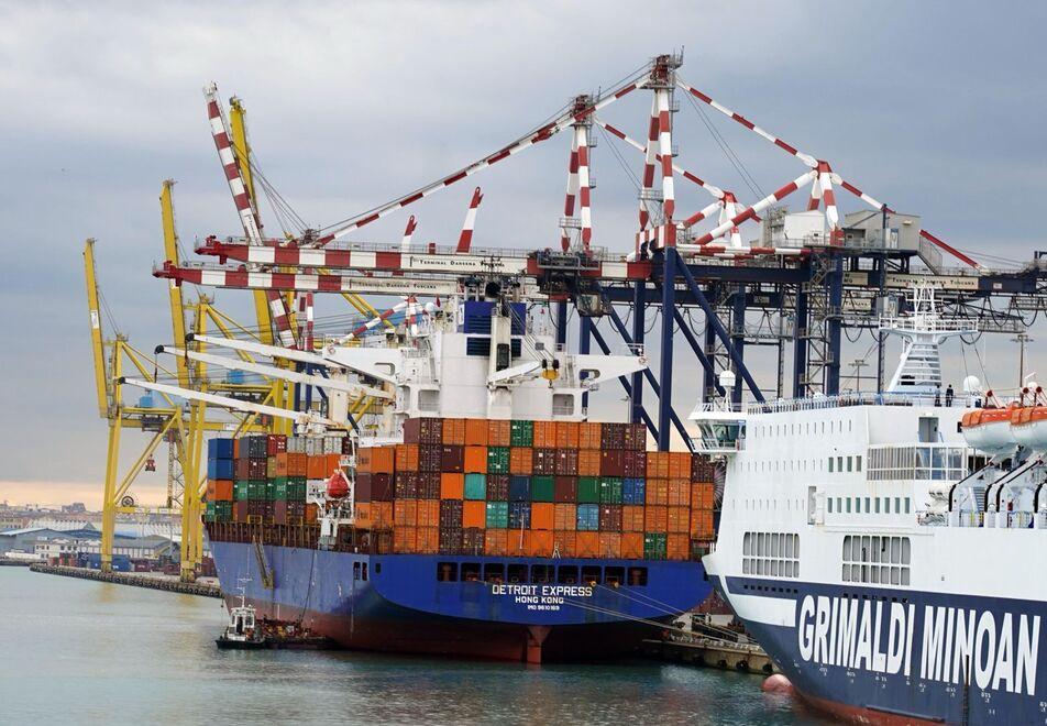 
	Una nave container in partenza dal porto di Livorno (foto Stick)

