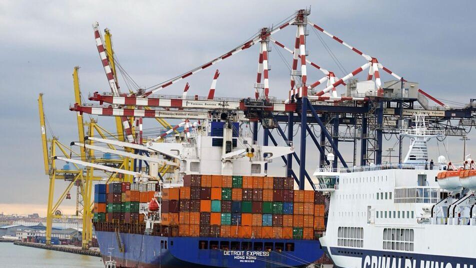 Una nave container in partenza dal porto di Livorno (foto Stick)