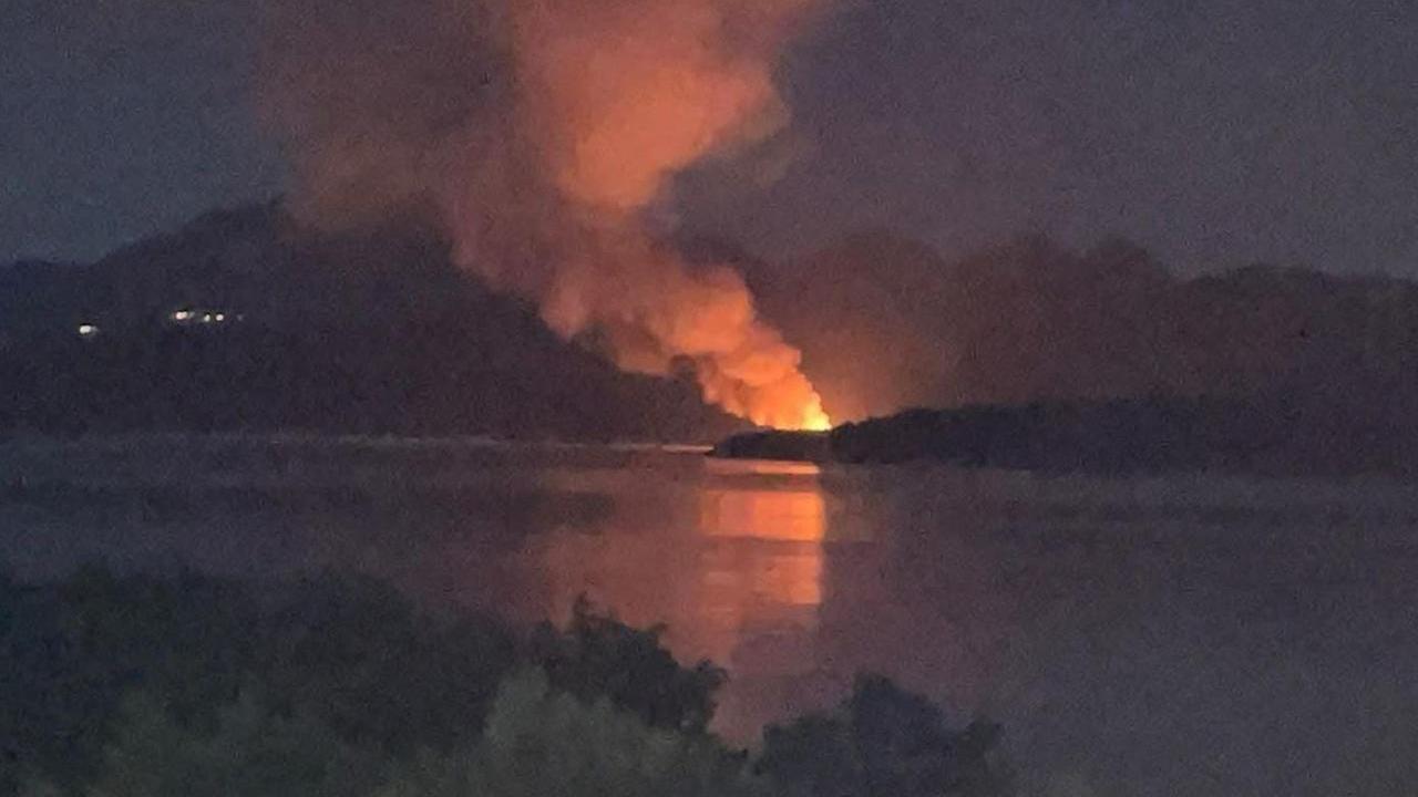 Distrutto dalle fiamme un chiosco sulla spiaggia in Costa Smeralda – VIDEO