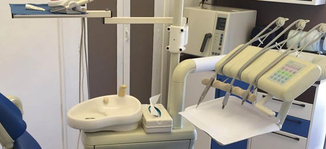 L’odontotecnico si spaccia per dentista e cura i pazienti, studio odontoiatrico sequestrato a Prato