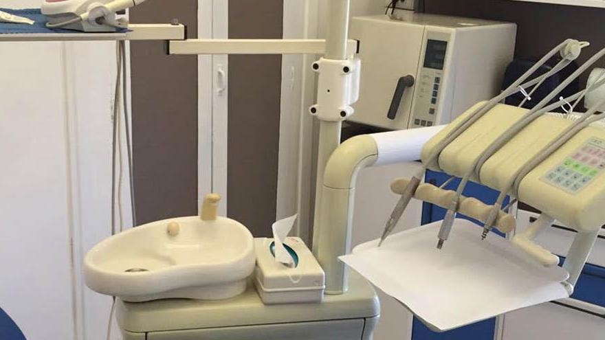 L’odontotecnico si spaccia per dentista e cura i pazienti, studio odontoiatrico sequestrato a Prato