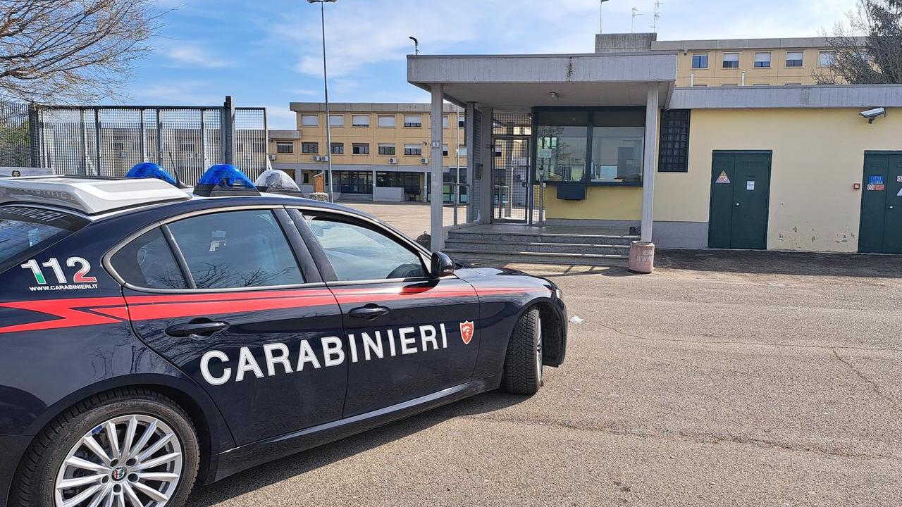 Picchia la moglie e la figlia e nascondeva in casa un fucile da caccia rubato: arrestato un 49enne