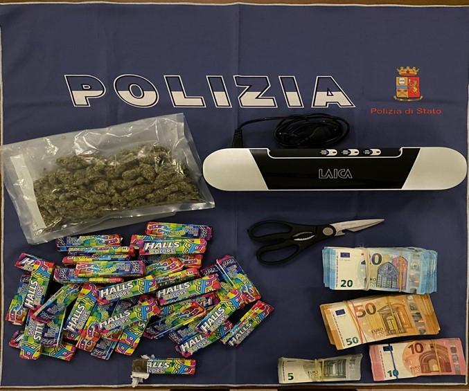 Corriere della droga nascondeva in auto 6 kg di hascisc 300 di grammi marijuana: arrestato un 29enne