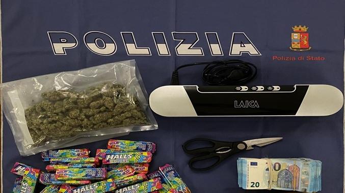 Corriere della droga nascondeva in auto 6 kg di hascisc 300 di grammi marijuana: arrestato un 29enne
