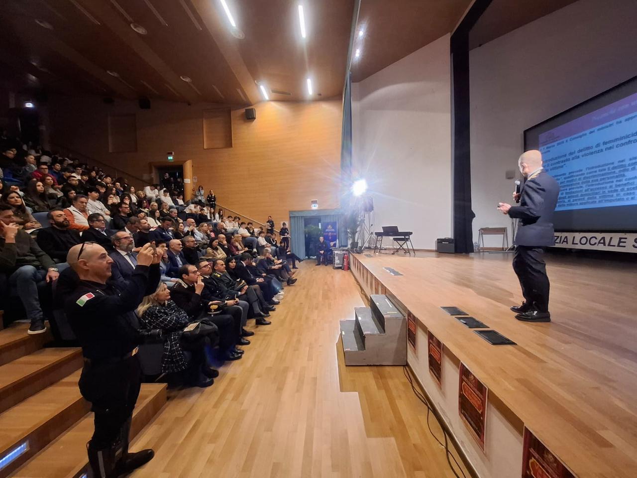 “Neanche con un fiore” le scuole di Sassari contro la violenza sulle donne