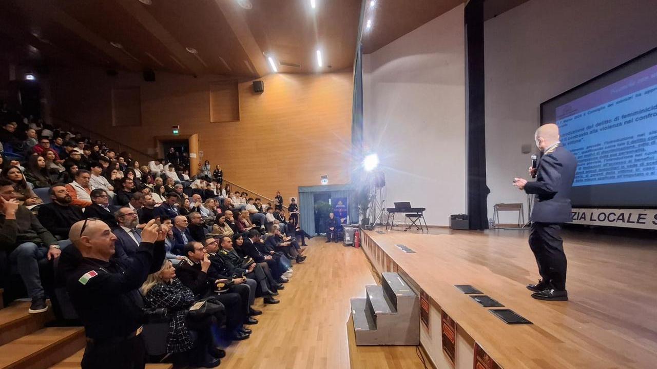 “Neanche con un fiore” le scuole di Sassari contro la violenza sulle donne