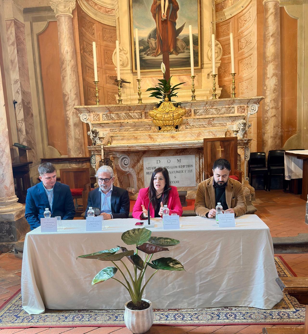 
	La conferenza stampa sull'altare della chiesa di Carmignano

