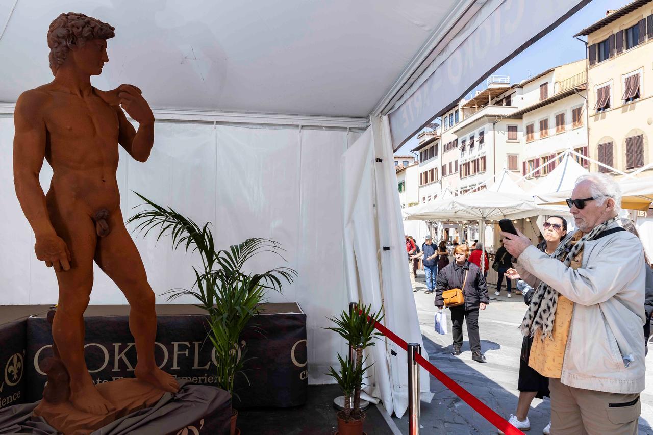 Firenze, il David di Michelangelo scolpito col cioccolato