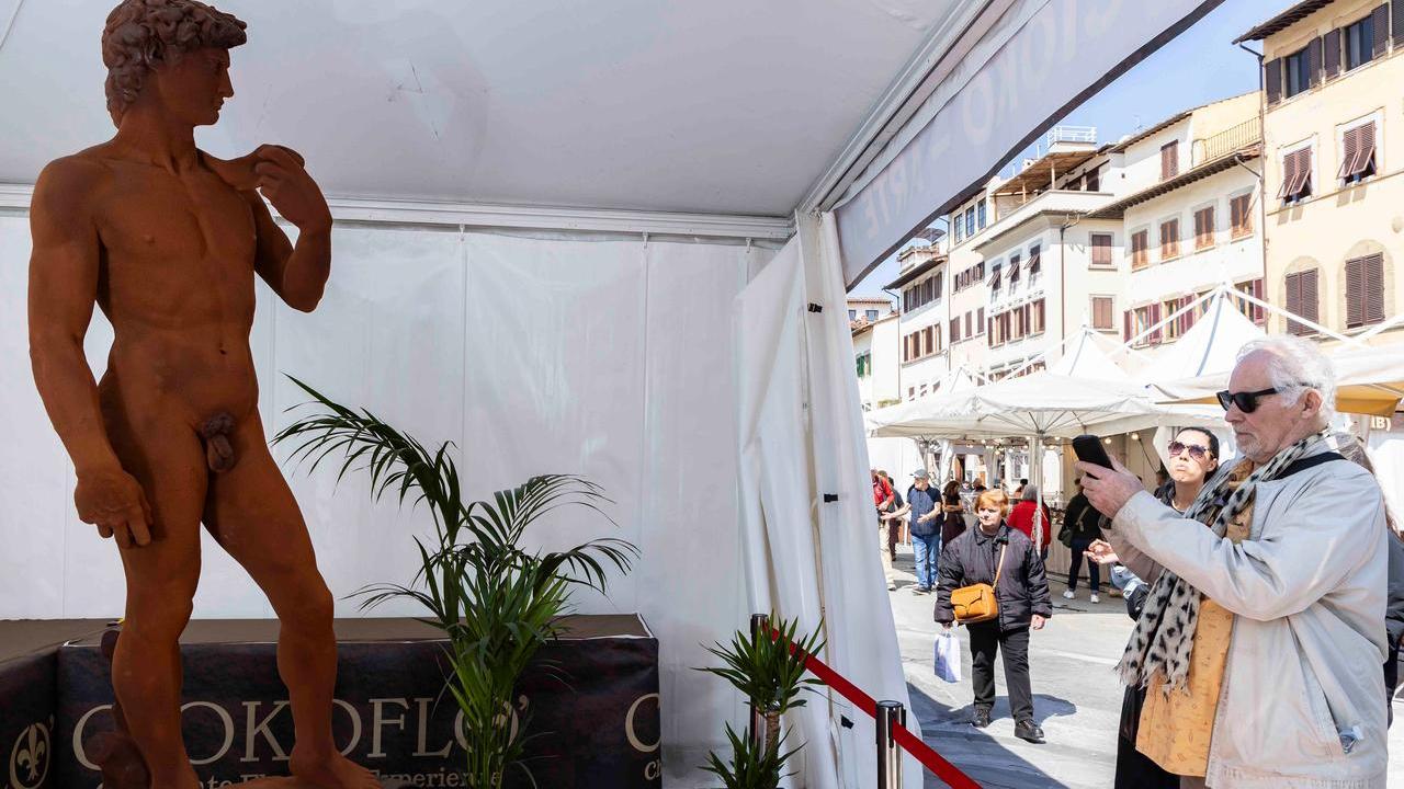 Firenze, il David di Michelangelo scolpito col cioccolato