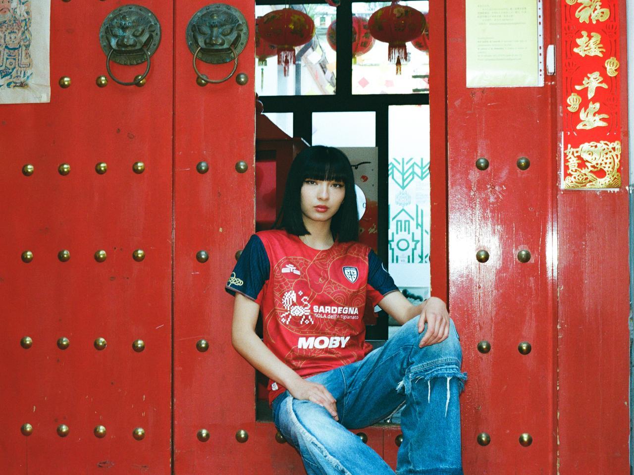 Ecco la maglia speciale del Cagliari che celebra la Sardegna e la Cina