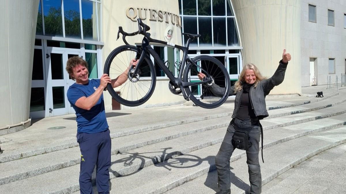 La polizia restituisce la bici da corsa rubata: vale 10mila euro