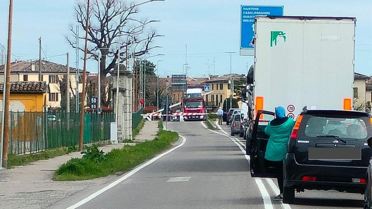La strada della Cisa è un inferno: «Aspettiamo il ponte sull’Enza»