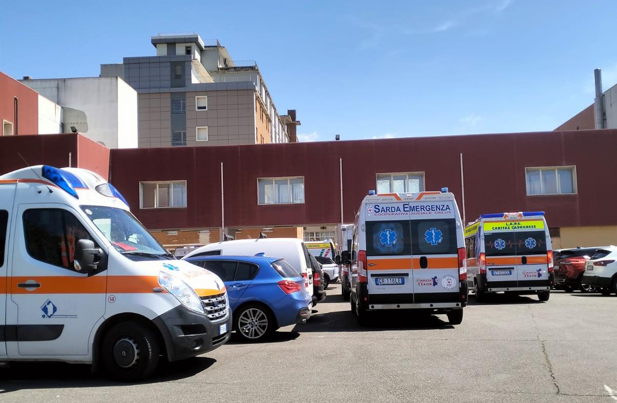 Caos e tensione al pronto soccorso, ambulanze in coda per cinque ore