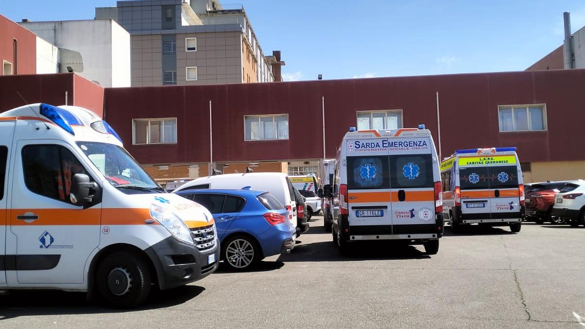 Caos e tensione al pronto soccorso, ambulanze in coda per cinque ore