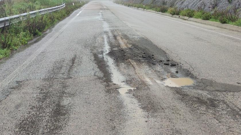 Strade pericolose in mezza Sardegna, l'allarme delle province