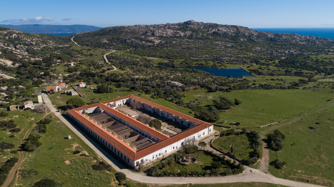 Lavori all’Asinara: «Così rinascerà l’isola». Ad agosto riapre ai visitatori il carcere di Fornelli
