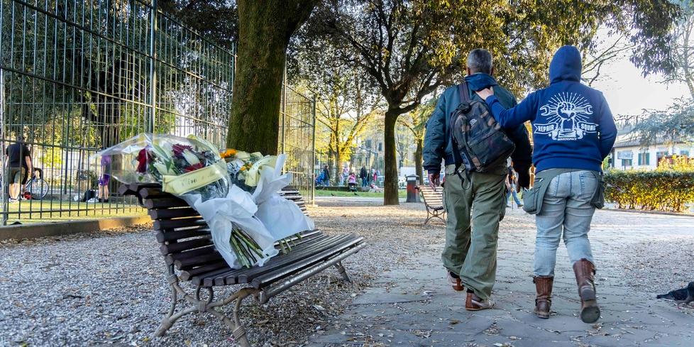 I fiori lasciati dai passanti in piazza Tasso