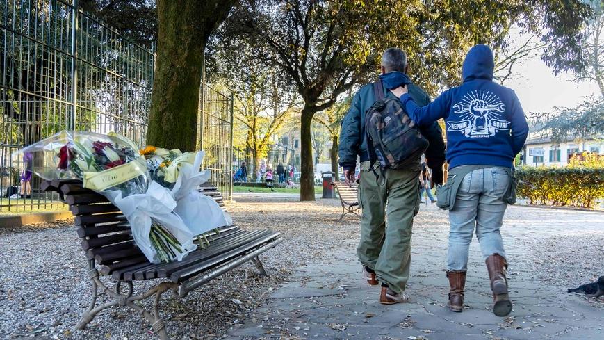 I fiori lasciati dai passanti in piazza Tasso