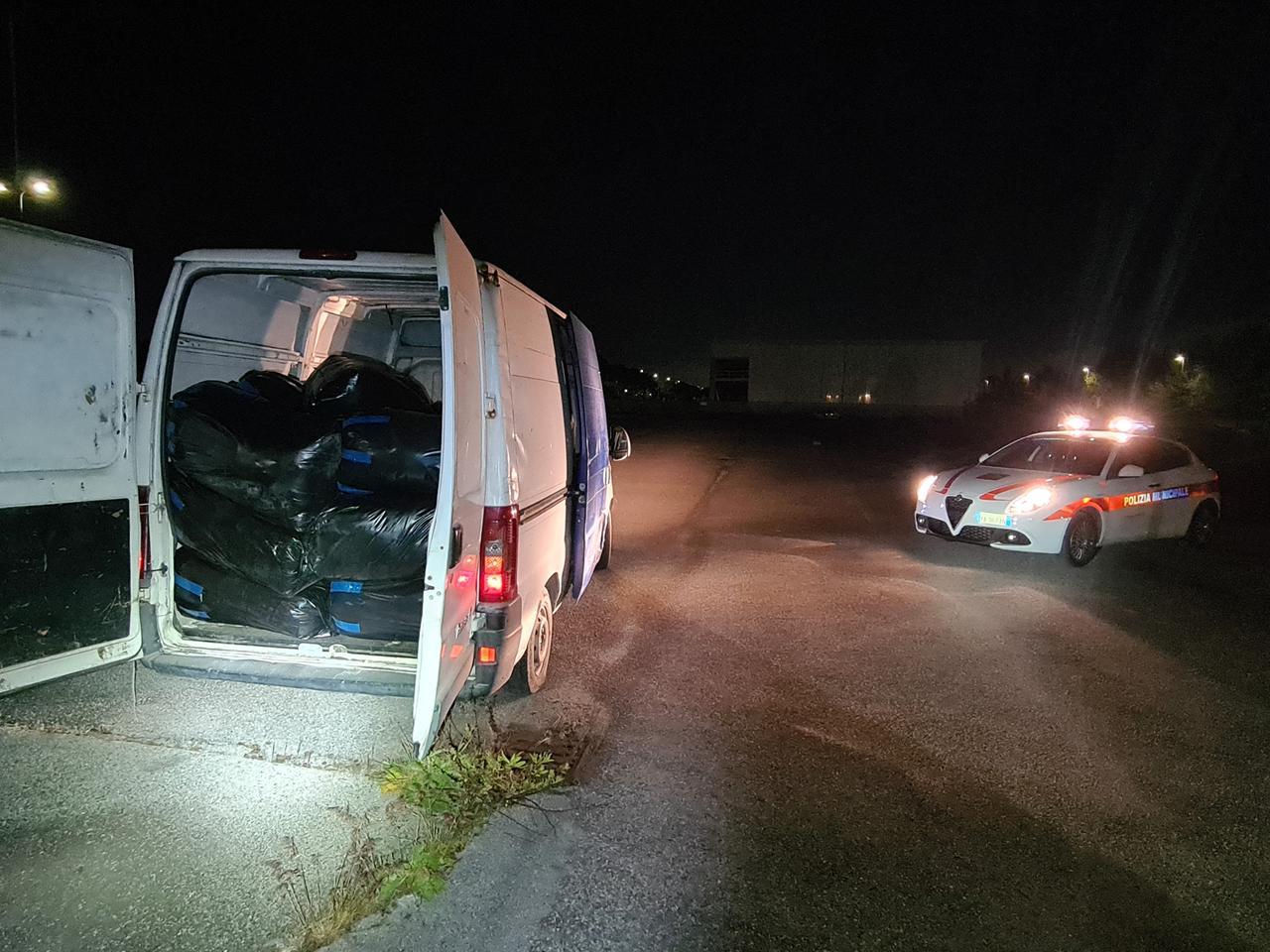 
	Il furgone fermato dalla polizia municipale

