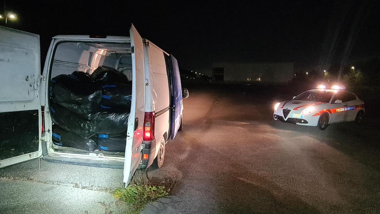Il furgone fermato dalla polizia municipale