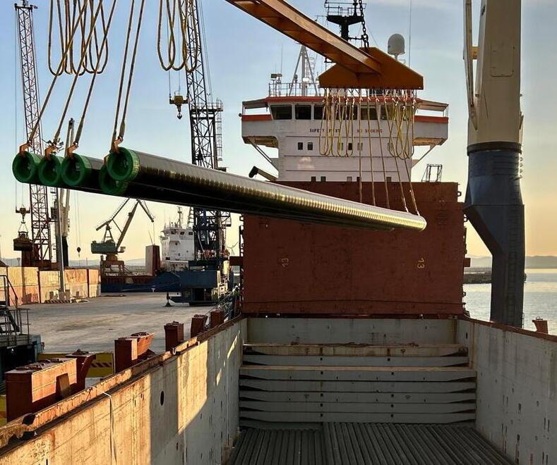 
	La grande operazione di imbarco&nbsp;sul porto di Piombino di tubi rivestiti prodotti da Tenaris Dalmine

