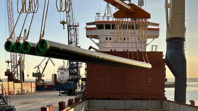 La grande operazione di imbarco sul porto di Piombino di tubi rivestiti prodotti da Tenaris Dalmine