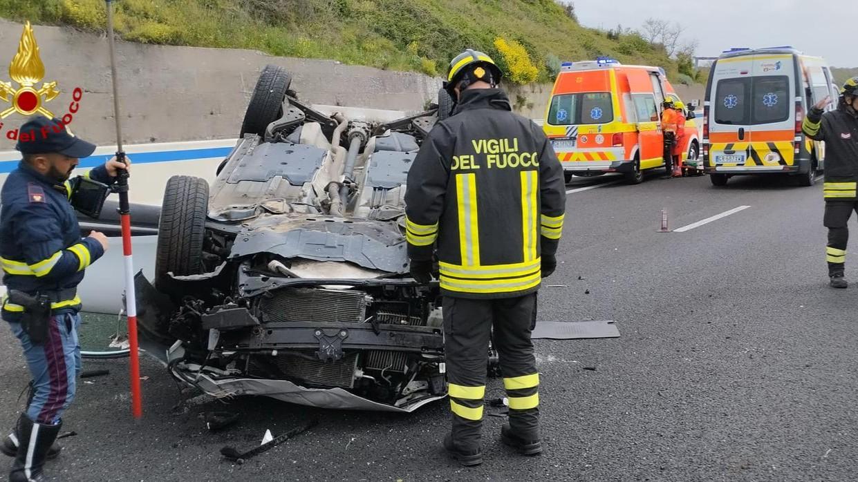Schianto fra auto e pullman sulla 131: due persone ferite
