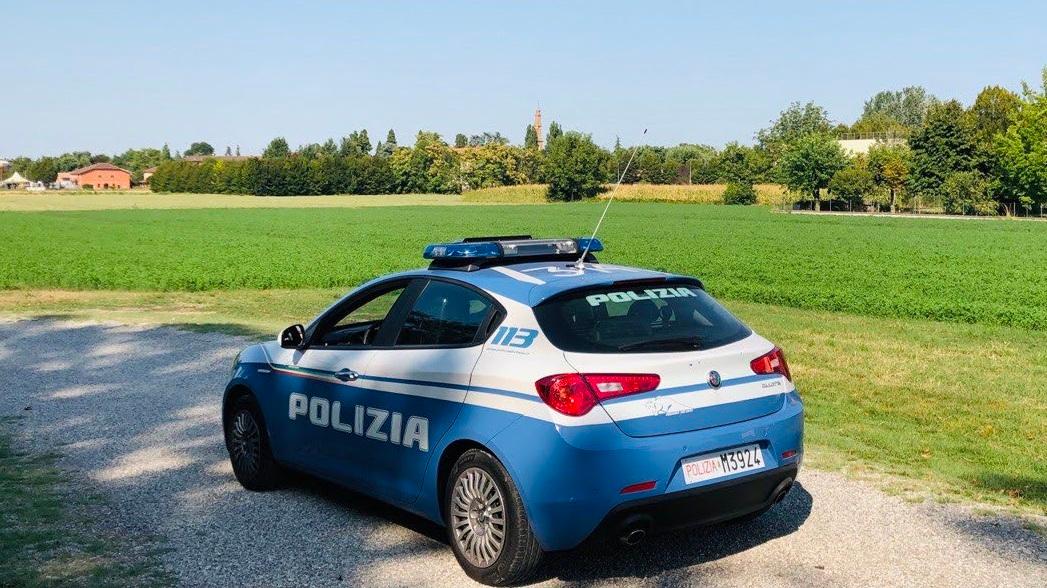 Tormenta una donna con messaggi e appostamenti: denunciato un 59enne. Era già stato ammonito per aver perseguitata un’altra