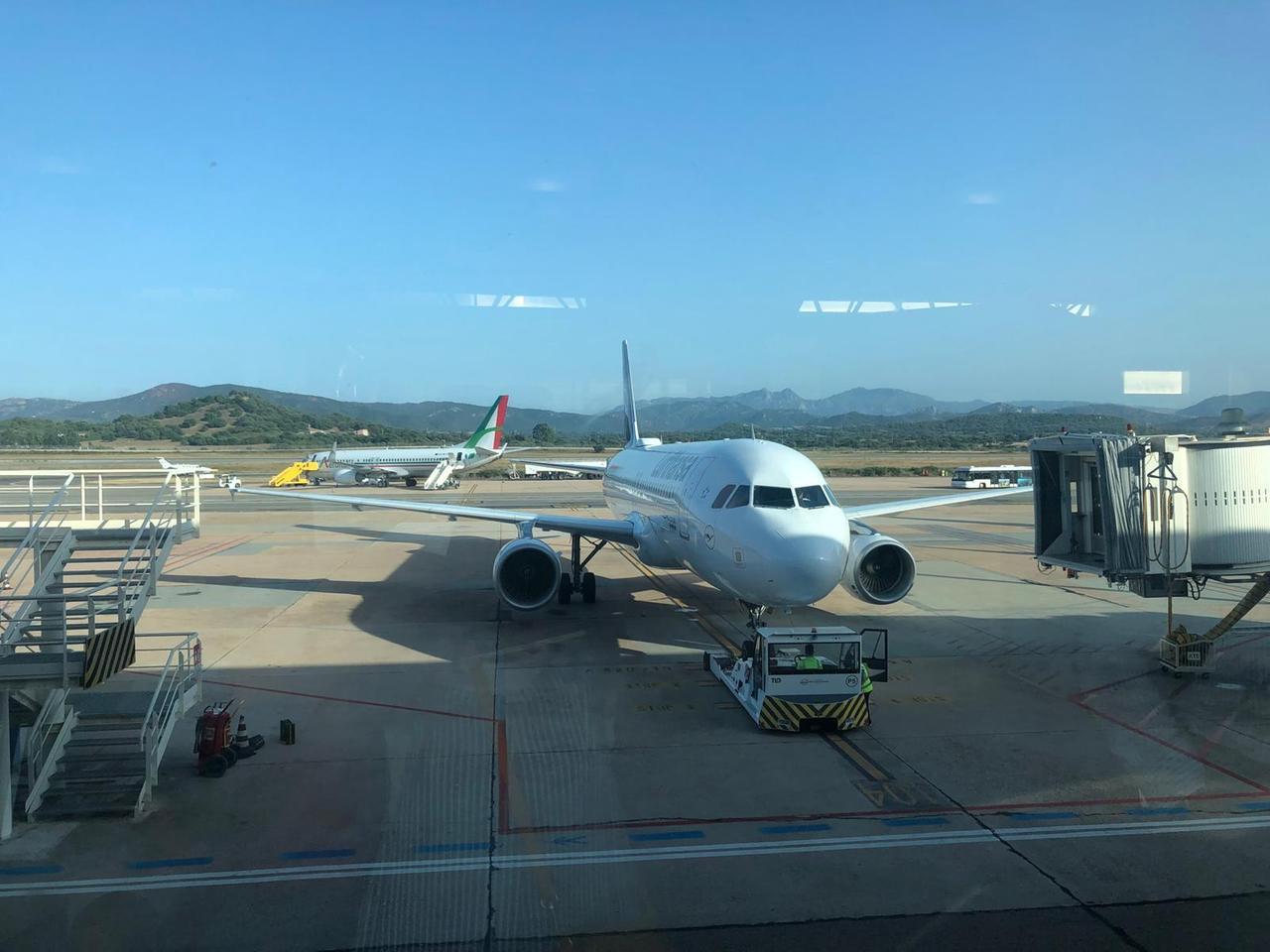 Olbia, uomo corre sulla pista dell’aeroporto