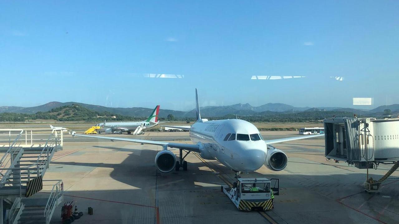 Olbia, uomo corre sulla pista dell’aeroporto