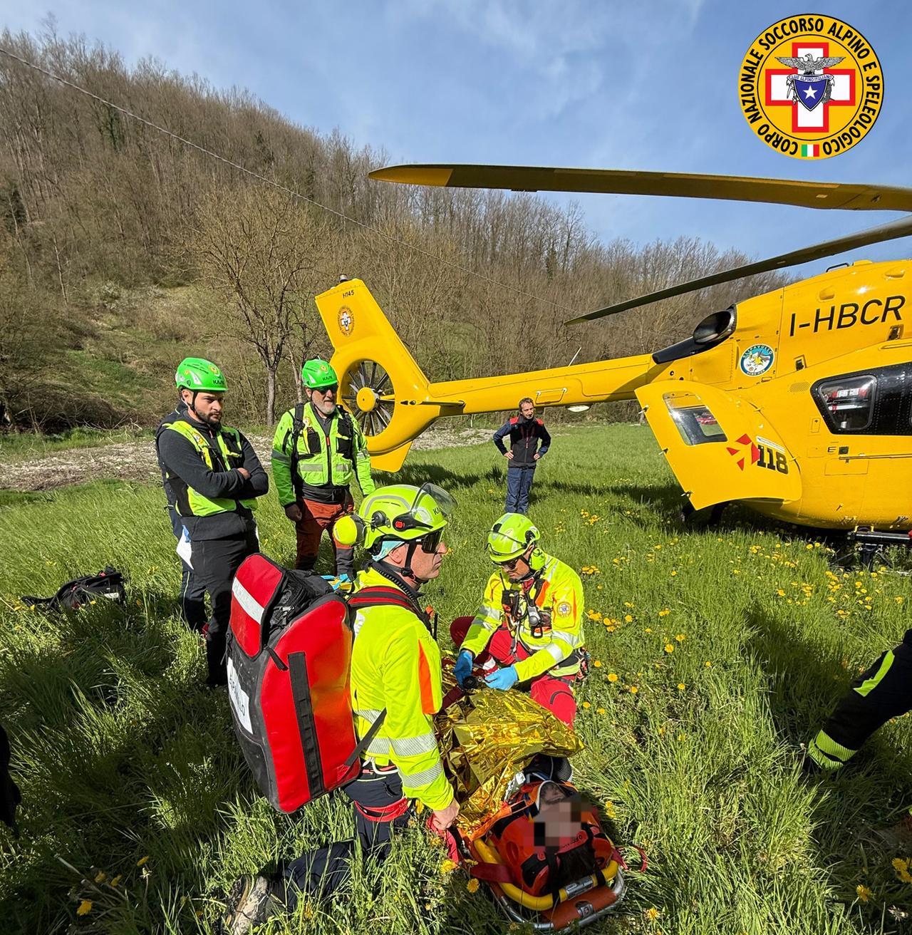 Boscaiolo travolto da una pianta: soccorso in elicottero. Tre interventi del Saer in montagna