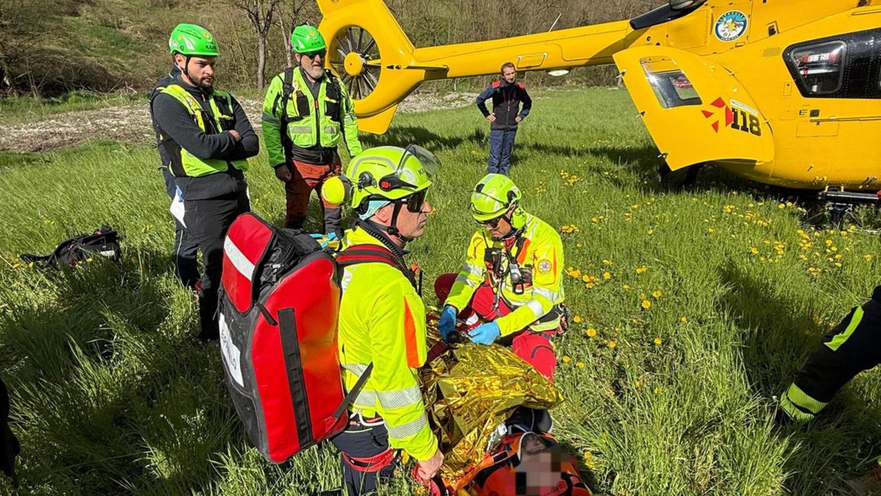 Boscaiolo travolto da una pianta: soccorso in elicottero. Tre interventi del Saer in montagna